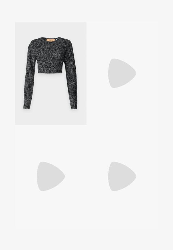 JJXX JXCAMILLA - Striktrøje - black; ONLY Petite ONLWAUW MID WAIST FLARED - Flared jeans - medium blue denim; Sorte læder ankelstøvler med en kraftig platåsål og let hæl, der har en lynlås på siden og en strop bagpå.; Sort taske lavet af blødt, glat stof. Har et sammensnoet håndtag og en snørrelukning, med en rektangulær form og ingen synlig hardware.