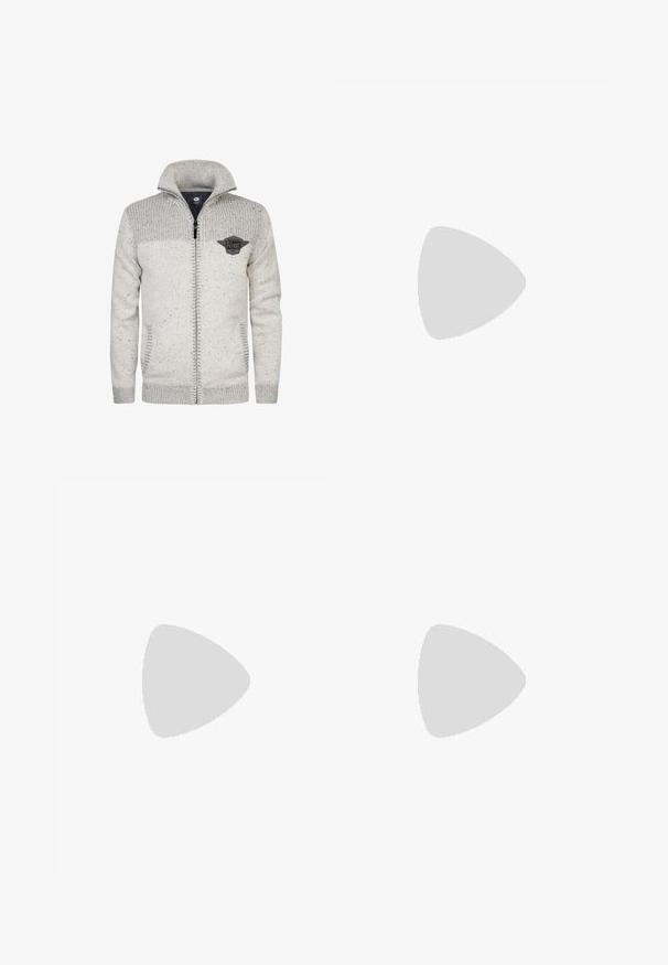 Lichtgrijze gebreide trui met hoge kraag, ritssluiting, gestructureerde bovenkant en een badge op de borst. Netjes gestikte randen.; Zwarte poloshirt met lange mouwen van gebreid stof. Voorzien van een kraag, een drieknopenfitting en ribgebreide manchetten voor een aansluitende look.; Slim-fit jeans in een donkere denimwassingen, met vijf zakken, riemlussen en een rits. Glad textuur met minimale vervaging en stikseldetails.; Zwarte leren veterschoenen tot de enkel met een lage hak en een gemarkeerd zijpaneel op een effen lichtgrijze achtergrond.