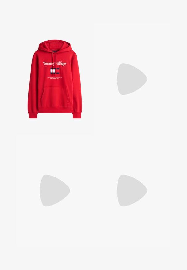 Roter Hoodie mit Fronttasche, Kordelzugkapuze, Text "Tommy Hilfiger", Markenlogo und "Established MCMLXXXV New York City" unten gedruckt.; Schwarzes T-Shirt mit kurzen Ärmeln und Rundhalsausschnitt, mit kleinem rot-weiß-blauem Logo auf der linken Brust.; Schwarze Denim-Jeans mit geradem Bein, fünf Tasche-Design, kontrastierenden Beschlägen und rohem Saumdetail am unteren Ende.; Tommy Hilfiger LOGO TRAINERS WITH LEATHER - Sneaker low - triple black
