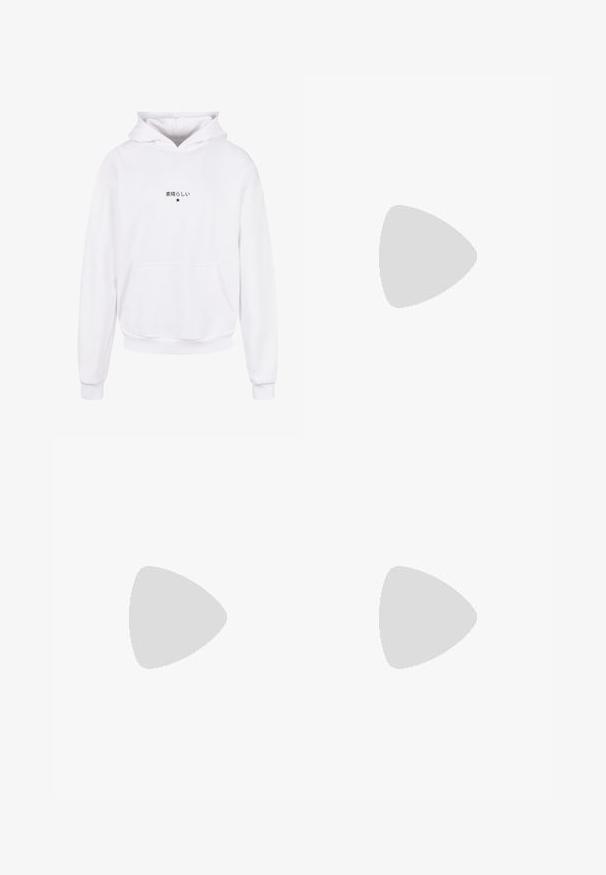 Weißer Hoodie mit einer Kängurutasche. Besitzt schwarzen japanischen Text und eine Stern-Grafik auf der Vorderseite. Aus weichem Stoff, mit gerippten Bündchen und Saum.; Schwarze Baumwollhosen mit einem elastischen Bund, zwei seitlichen Taschen und einer lockeren Passform. Sie verfügen über Nähte und ein minimalistisches Design.; Schwarzer klobiger Sneaker mit dicker Profilsohle, der über einem grauen Gehweg schwebt, vor einem verschwommenen hellblau-grauen Hintergrund.; Schwarze Umhängetasche mit weißen elastischen Schlaufen, Reißverschlüssen und weißem "KARL LAGERFELD JEANS"-Schriftzug auf der Vorderseite.