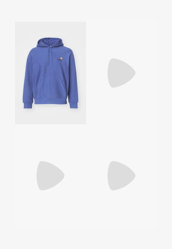 Sudadera de algodón azul con un bolsillo frontal, capucha ajustable con cordón y un pequeño logo bordado en el pecho. Textura suave y corte casual.; Camiseta de manga larga blanca hecha de algodón, con un pequeño gráfico de patineta negra en el lado izquierdo del pecho y puños acanalados.; Pantalones cortos de mezclilla en un color marrón desgastado con una textura ligeramente desgastada. Cuenta con trabillas para el cinturón, bolsillos frontales y un bolsillo tipo cargo en el lateral.; Zapatos de ante marrón con punta redonda, cordones amarillos, un collar acolchado negro y suelas de goma con surcos de tracción.