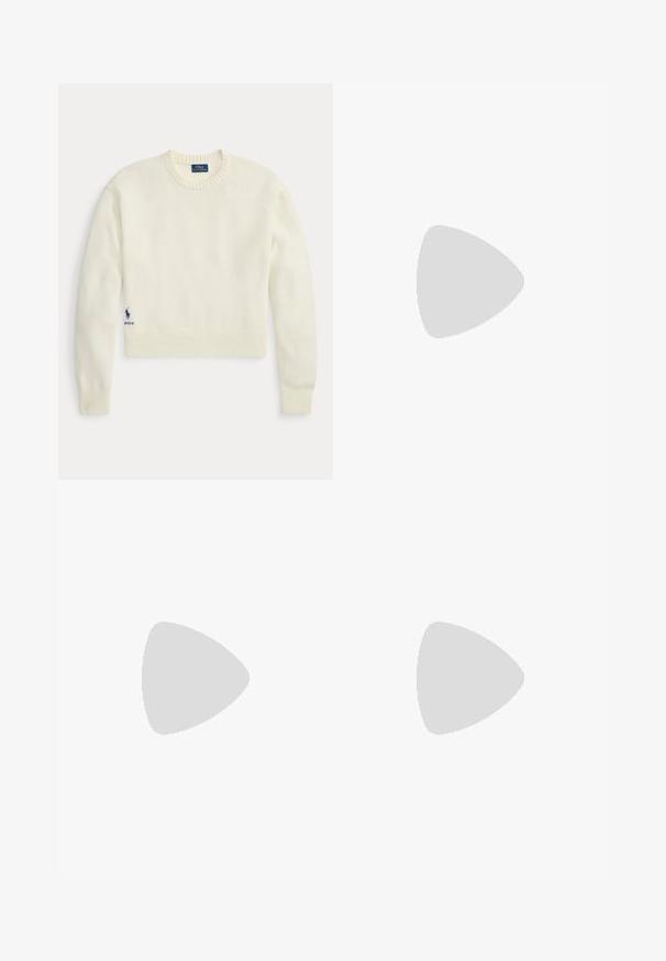 Kremfarvet langærmet sweater med ribstrikkede manchetter og kant, med en lille marineblå Polo Ralph Lauren-logo nær nederste venstre side.; Lys blå skjorte med lange ærmer og en hvid kontrastkrave. Har en glat overflade og fem knapper foran.; Mørkeblå vidde cowboybukser med forlommer, bæltestropper og knaplukning på en enkel lys baggrund.; Brun læder flad sko med spids tå, lav hæl og minimalistisk design på en ensfarvet lys baggrund.