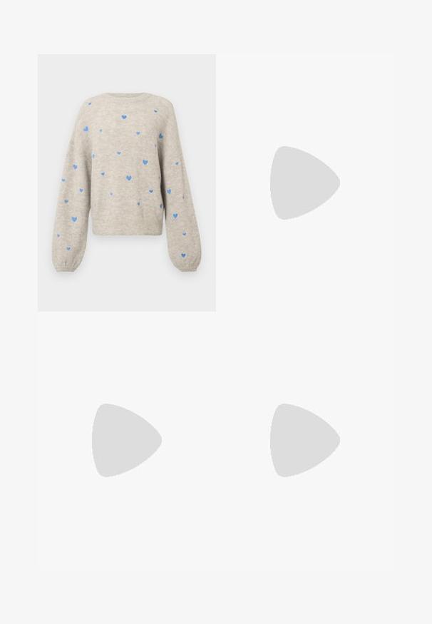 Suéter gris claro con textura de canalé, cuello redondo y mangas largas abullonadas. Presenta patrones de corazones azules dispersos por toda la prenda.; Vestido de longitud media con rayas verticales rosas y blancas, mangas cortas abullonadas, cuello blanco, botones delanteros y cinturón a juego de la misma tela en la cintura.; Zapato de charol rosa con talón abierto, punta cuadrada, correa ajustable y tacón cuadrado. Superficie suave y diseño minimalista.; Bolso de mano de cuero rosa con forma redondeada, dos asas cortas, detalles en metal dorado y cierre de cremallera. Textura suave con diseño minimalista.