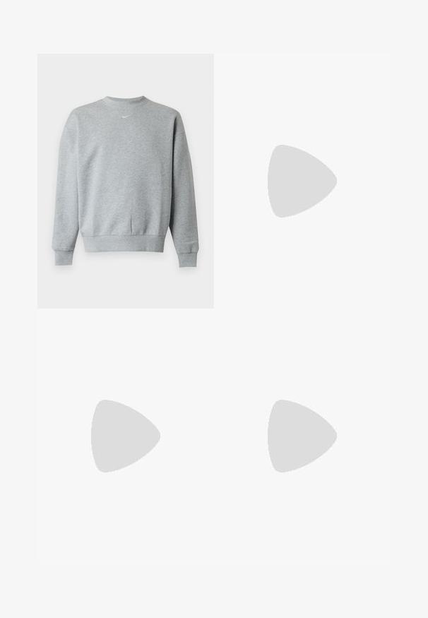 Lichtgrijze sweatshirt met lange mouwen en ronde hals, met geribde manchetten en zoom, met een klein wit Nike swoosh-logo midden op de borst.; Wit T-shirt met korte mouwen en ronde hals, met een klein zwart Nike swoosh-logo in een rechthoek op de linkerborst.; Zwarte katoenen shorts met een elastische tailleband, koord, zijzakken en een groot wit Nike-logo gedrukt aan de linkerkant.; Witte Nike hardloopschoen met zichtbare luchtdempende zool en zilveren swoosh-logo aan de zijkant, gezien vanaf de buitenkant.