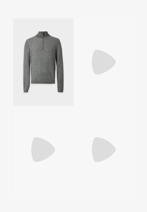 Grauer Pullover mit langen Ärmeln und diagonalem Streifenmuster in V-Form, mit halbem Reißverschluss, Stehkragen sowie gerippten Bündchen und Saum.; Schwarzes Langarmhemd aus glattem Stoff, mit durchgeknöpftem Vorderteil, klassischem Kragen und abgerundetem Saum, ohne sichtbare Muster oder Verzierungen.; Marineblaue formelle Hose mit maßgeschneidertem Design, glatter Textur und zwei Vordertaschen, mit klaren Linien und geradem Schnitt.; Schwarze Lederleter mit einer abgerundeten Zehenpartie, ausgestattet mit goldenen Hardwareakzenten und Stichdetails, auf einer niedrigen, strukturierten Gummisohle.
