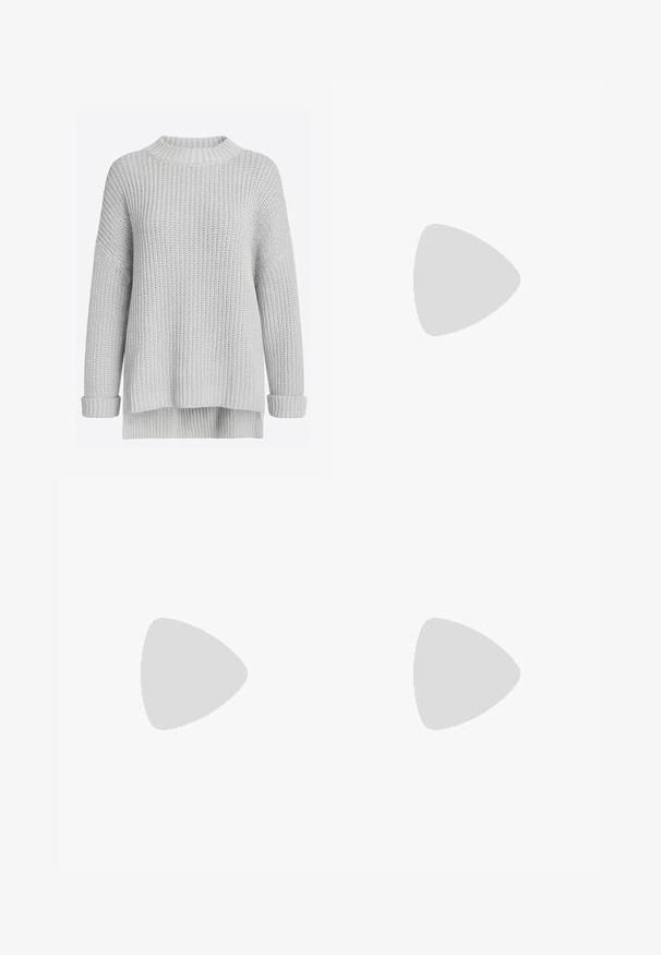 Suéter gris de punto con textura gruesa, cuello alto, hombros caídos y puños acanalados. Presenta un dobladillo trasero más largo.; Camisa de franela a cuadros en beige y gris oscuro. Presenta un cierre frontal con botones, dos bolsillos en el pecho y un cuello plegable. Diseño de corte holgado.; Vaqueros de mezclilla gris de tiro alto con pierna ancha, cierre frontal con botones y cremallera, y diseño de cinco bolsillos.; Botín negro de cuero con cordones hasta el tobillo y suela de plataforma gruesa, con ojales de metal y una tira de tela en la parte trasera. Acabado texturizado.