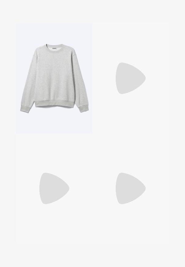 Lysegrå langærmet crewneck-sweatshirt med ribstrikkede manchetter og kant, vist fladt mod en hvid baggrund.; Langærmet hvid T-shirt lavet af blød bomuld, med rund halsudskæring og en glat tekstur uden synlige mønstre eller accenter.; Lyseblå højhånds rette jeans med forlommer, knaplukning og falmede detaljer på lår og knæ.; Sort ruskind ankelstøvle med rund tå, minimale syninger, pull-tab og en tekstureret gummisål. Designet til varme og komfort.