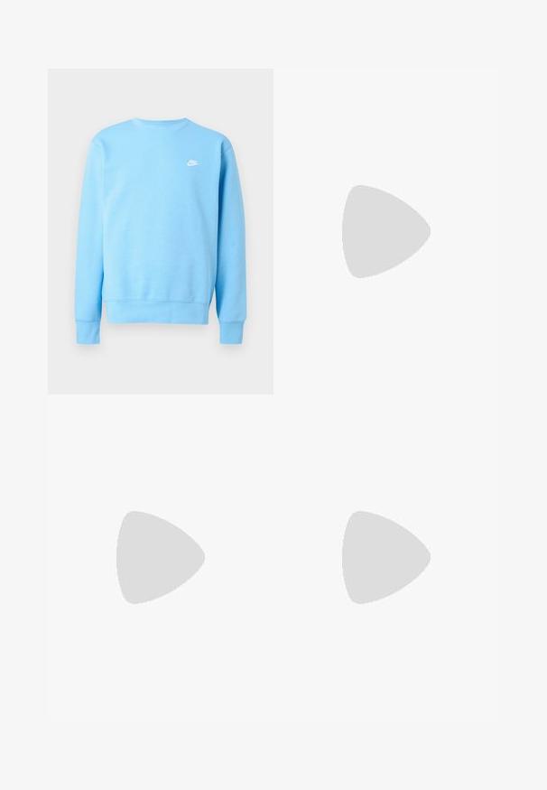 Lyseblå Nike sweatshirth med lange ærmer, rund halsudskæring og lille hvid Nike-logo på venstre bryst.; Hvid T-shirt med korte ærmer med grå tekst på forsiden: "NÆSTEN GRATIS GRATIS GRATIS TJENESTER" på venstre bryst og "ADLYD ADLYD ADLYD" nederst til højre.; Grå bomulds sweatpants med elastisk talje, snorelukning og lige ben. Har et lille logo på den øverste venstre side.; Nike sneakers med en overdel i hvid læder, grønne detaljer, gummisål med tekstureret mønster og klassisk snørebåndsdesign.