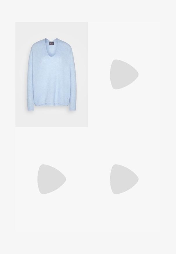 Lyseblå strikket sweater med dyb V-hals, lange ærmer og en let løs pasform. Har sideslidser og et lille logo-aksent.; Hvid langærmet skjorte med knapper lavet af bomuld. Har en klassisk krave og diskret mærke-broderi på brystet. Glat tekstur.; Mørkeblå mænds slim-fit afslappede bukser med knaplukning og bæltestropper, vist på en ensfarvet lysegrå baggrund.; Sølv- og sandfarvet ruskinds sneaker med en struktureret gummisål, beige snørebånd og et logo trykt i gult på siden.