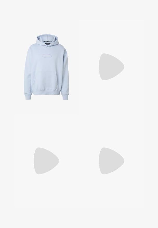 Lyseblå Rocawear hættetrøje med frontlomme, hætte og hvidt broderet logo centreret på brystet.; Lyseblå T-shirt med korte ærmer og rund hals, med hvidt ovalt logo centreret på brystet.; Lyseblå sweatpants med elastisk talje, tætsiddende ben og et hvidt logo på venstre lår. Lavet af blødt, struktureret stof.; Hvide lædersneakers med en struktureret sort Swoosh, flade snørebånd og en gummisål med et rillemønster. "AIR" er præget på hælen.