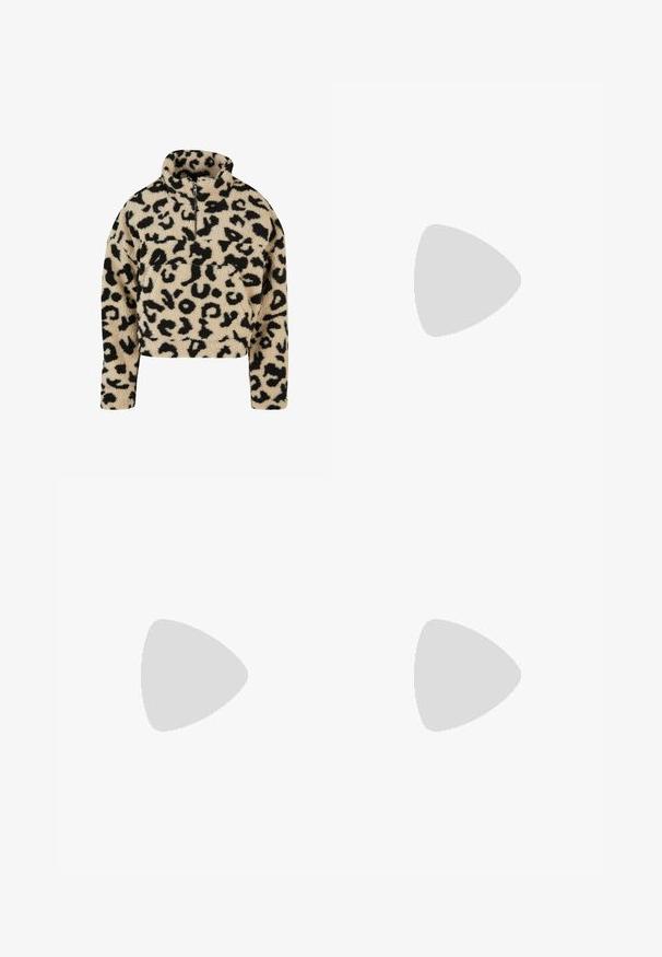 Μπεζ πουλόβερ sherpa fleece με μαύρο ακανόνιστο λεοπάρ μοτίβο, ψηλό γιακά, μισό φερμουάρ, μακριά μανίκια και μπροστινή τσέπη.; Καφέ ψεύτικες δερμάτινες κολάν με ψηλό μαύρο μέσαιο, που διαθέτουν λεία, γυαλιστερή επιφάνεια και εφαρμοστό σχέδιο μέχρι τον αστράγαλο.; Καφέ σουέτ μποτάκια μέχρι τον αστράγαλο με πλούσια επένδυση, παχύ μπεζ πλατφόρμα και πίσω λαβή. Υφασμάτινη επιφάνεια με ορατές λεπτομέρειες ραφής.; Καφέ σκελετός γυαλιών σε ορθογώνιο σχήμα με γυαλιστερή φινίρισμα, διαθέτει λεπτά μπράτσα και διαφανείς φακούς. Το λογότυπο είναι ορατό στο αριστερό τιράντα.