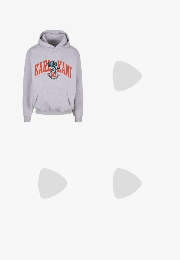 Grå hættetrøje med rødt tekst "KARL KANI" og en ørn grafik. Indeholder en frontlomme samt ribbede manchetter og kant.; Hvid langærmet T-shirt lavet af bomuld, med et lille sort Nike-logo på venstre bryst og en rund halsudskæring. Glat tekstur.; Lyseblå atletikshorts med elastisk talje, justerbar snøre og lille sort Jumpman-logo på det nederste venstre ben.; Hvid læder Nike Air Force 1 sneaker med perforeret tå, flade snørebånd og tekstureret gummisål med "AIR" branding på siden.