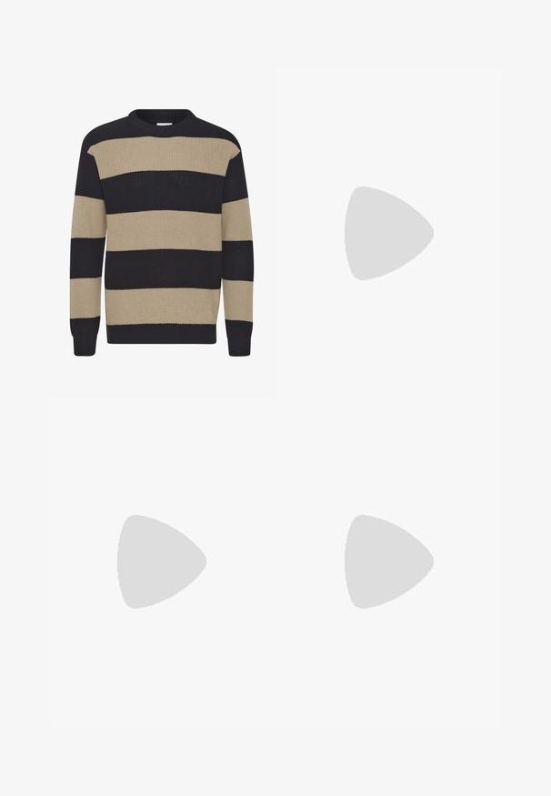 Striktrøje med brede horisontale striber i sort og beige, rund halsudskæring, lange ærmer og ribbede manchetter.; Hvid langærmet skjorte med knapper lavet af bomuld, med et lille sort logo på venstre bryst og en klassisk krave med knapdetaljer.; Sorte bukser lavet af glat stof, med en skræddersyet design, lige ben, to forlommer og en enkelt knaplukning.; Hvid Calvin Klein sneaker med snørebånd, vist svævende over en poleret betongulv og en baggrund af glasblokke.