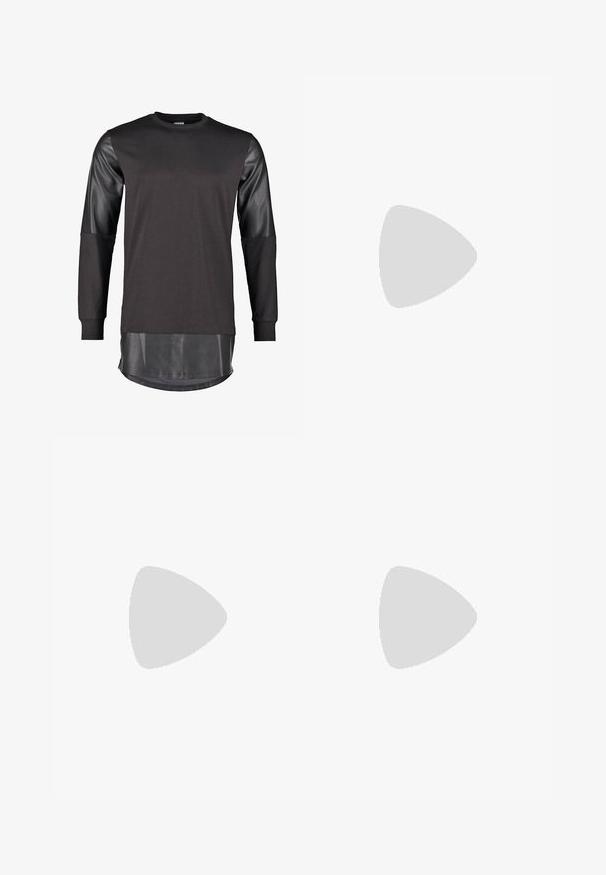 Schwarzer Sweatshirt mit Lederrändern und einem längeren, glänzenden schwarzen Saum. Verfügt über einen runden Ausschnitt und eine lockere Passform. Insgesamt glatte Textur.; Schwarzes T-Shirt mit kurzen Ärmeln, aufgekrempelten Bündchen und asymmetrisch spitz zulaufendem Saum vorne.; Schwarze Denim-Jeans mit slim fit, ausgestattet mit einem Reißverschluss, einem Fünf-Taschen-Design und einer subtilen Textur für ein raffiniertes Aussehen.; Schwarzer und grauer Nike Air Max Sneaker mit weißem Swoosh, schwebend über einer Betonfläche vor einem verschwommenen dunklen Hintergrund.