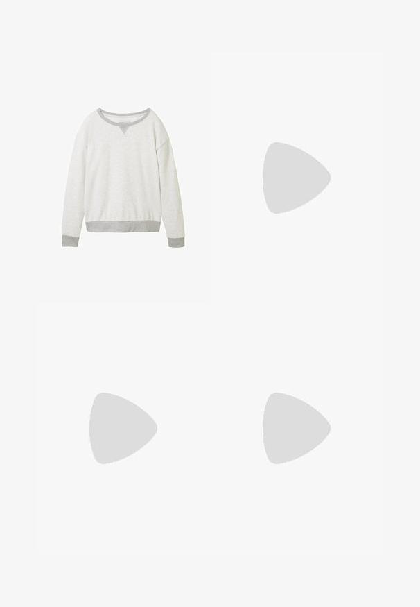 Hellgrauer Pullover mit Rundhalsausschnitt, kontrastierenden grauen Bündchen und einem subtilen V-förmigen Akzent am Kragen. Weiche Textur.; Weiße Bluse mit kurzen Ärmeln aus weichem Stoff. Sie hat einen runden Ausschnitt mit einem kleinen Schlitz und einen leicht geschwungenen Saum für eine entspannte Passform.; Dunkelblauer Denim-Stoff mit glatter Textur, sichtbarem Gewebe und subtiler Dehnung. Verfügt über schwache Nähte entlang der Kanten.; Hellgrauer Mesh-Sneaker mit seitlichem Reißverschluss, Schnürverschluss, weißer Sohle und Zuglasche an der Ferse, gezeigt in der linken Profilansicht.