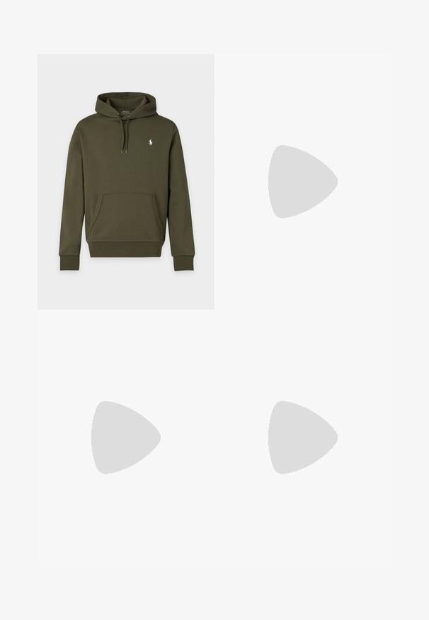 Tmavozelená mikina s kapucňou, predným vreckom a malým bielym logom Polo Ralph Lauren na ľavej strane hrude.; Biele tričko s krátkym rukávom a výstrihom do V s malým tmavomodrým logom koňa Polo Ralph Lauren na ľavej strane hrudníka.; Čierne rifle s rovnými nohavicami, piatimi vreckami, zapínaním na gombíky a viditeľnými kovovými nitmi na predných vreckách.; Biele kožené tenisky s hladkým povrchom, obsahujúce perforovanú špičku, šnúrkové uzatvorenie a vyšívané logo na boku. Biela gumová podrážka.