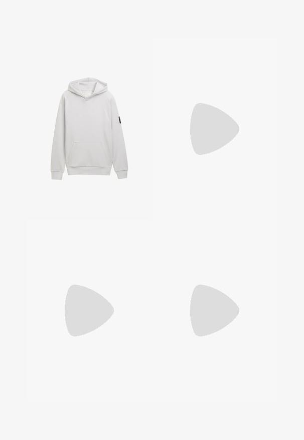 Lichtgrijze hoodie met een kangoeroe-pocket, ribbelboorden en een klein zwart label op de linkermouw. Soepele textuur, casual ontwerp.; Grijze katoenen t-shirt met ronde hals; voorzien van turquoise zeefdruk tekst en logo; korte mouwen, rechte zoom en een ontspannen pasvorm.; Dunne zwarte denim jeans met een vervaagde afwerking, vijf zakken, riemlussen en subtiele stikseldetails langs de naden.; Zwarte leren enkelboot met een gestructureerde afwerking, voorzien van zes metalen oogjes, een gevoerde kraag en een robuuste rubberen zool. "TOM TAILOR" is in de zijkant geperst.
