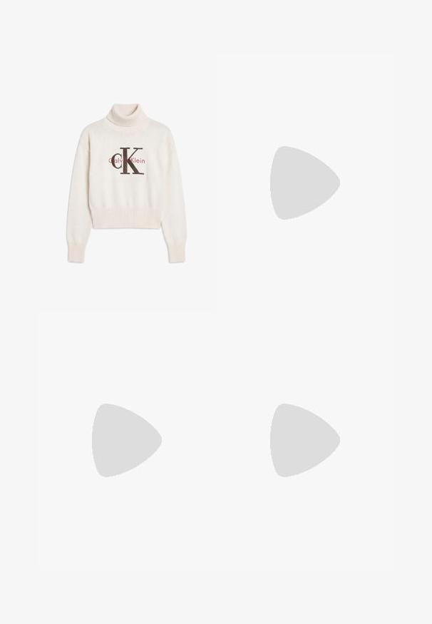 Kremfarvet Calvin Klein rullekravesweater med ribstrikkede manchetter og kant, med stort sort og rødt CK-logo foran.; Blå denim flared jeans med en mellemhøj talje, der har et klassisk fem-lomme design og en subtil affadet tekstur ved knæene.; Tanfarvede ruskindssneakers med en glat tekstur, rundet tå, lys snørredesign og en kontrasterende hvid hælaccent. Fleksibel gummisål.; Hvid skuldertaske i halvmåneform med justerbar rem og sort "cK"-logo nær bunden i midten på ensfarvet baggrund.