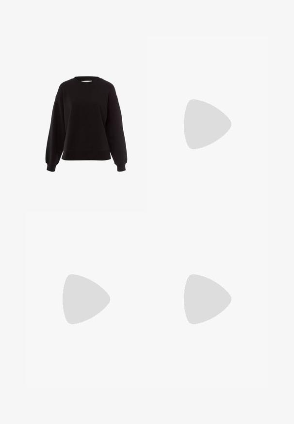 Zwarte sweatshirt van zacht materiaal, met een ronde hals, verlaagde schouders en geribde manchetten, met een ontspannen pasvorm.; Zwart atletisch T-shirt van gladde stof, met korte mouwen, een knoop aan de voorkant en een wit Nike-logo op de borst.; Solide oranje high-waist aansluitende shorts met een subtiele V-vormige naad aan de voorkant van de taille, gemaakt van glad rekbaar materiaal.; Zwarte sportschoen met een textuur bovenwerk, meshpanelen en een gewatteerde zool. Voorzien van veters en een trekkraag aan de hiel voor gemakkelijk aan- en uittrekken.