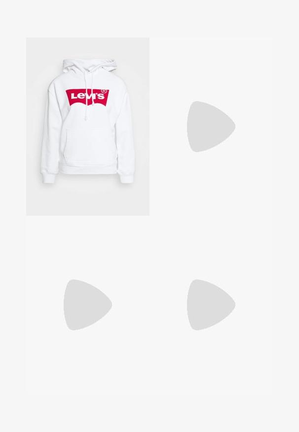 Sudadera blanca hecha de material suave, con un gran logo rojo de Levi's en el pecho. Incluye un bolsillo frontal y cordones en la capucha.; Jeggings de denim azul con una textura suave, cintura alta, diseño de cinco bolsillos y piernas ajustadas. Largo estándar con un dobladillo liso.; Zapatillas altas negras con suelas de goma blancas y cordones blancos. Presentan un parche redondo con logo y costuras blancas contrastantes. Material de lona.; Pendientes de aro en tono plateado con forma redonda y un acabado pulido. Ambos pendientes son del mismo tamaño y cuentan con un mecanismo de cierre seguro.