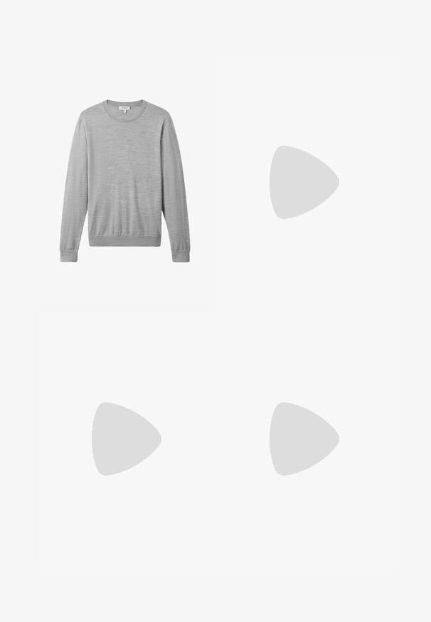 Lys grå crewneck sweater lavet af blødt stof. Har lange ærmer og ribbede manchetter og kant. Enkel, struktureret design uden mønstre.; Hvid langærmet skjorte lavet af bomuld, med krave der lukkes med knapper, forlommer og afrundet kant med knapmanchetter.; Lyseblå, høj talje, straight-leg jeans med forlommer, bæltestropper og knaplukning ved taljen.; Hvid lavt snøresko med snørelukning og flad sål, vist fra siden på en neutral baggrund.
