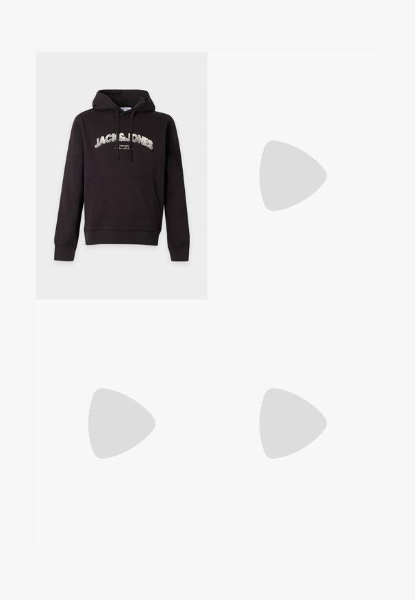 Schwarzer Hoodie mit Fronttasche und Kordeln, mit großem weißem "JACK & JONES" Text auf der Brust.; Schwarzes Baumwoll-T-Shirt mit einem kleinen Logodesign und einem rechteckigen Farbbereich in Rot und Weiß im linken Brustbereich.; Hellblaue Jeans aus Denim mit geradem Schnitt, fünf Taschen und einem Knopfverschluss an der Taille, flach auf einem weißen Hintergrund ausgelegt.; Weißer Sneaker mit niedrigem Schaft, vorn mit Schnürung und dicker Sohle, aus der Seitenansicht vor neutralem Hintergrund.