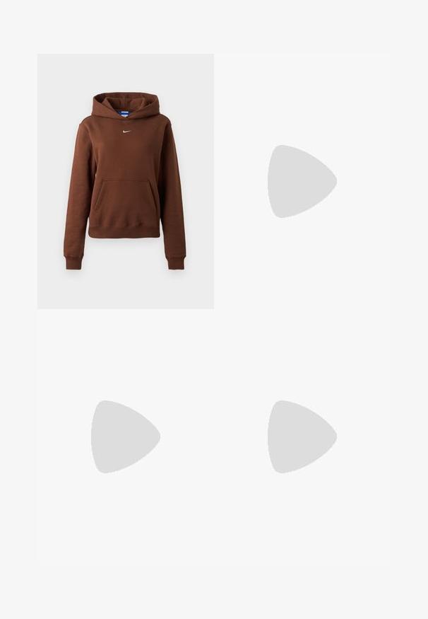 Hnedá mikina Nike s kapucňou a klokaním vreckom, malým bielym logom Swoosh na hrudi, dlhými rukávmi a kapucňou na jednofarebnom pozadí.; Čierny rebrovaný top na ramienka s okrúhlym výstrihom a bezrukávovým dizajnom; vyrobený z mäkkej, elastickej látky pre pohodlie a vhodnosť.; Čierne teplákové nohavice s bielymi zakrivenými panelmi, elastickým pásom a zhromaždenými manžetami, vyrobené z ľahkej látky a vo voľnom strihu.; Biele a béžové bežecké topánky značky Nike s panelmi z oka a hrubou podrážkou, zavesené nad ružovým kamenným povrchom a sivým kamenným pozadím.