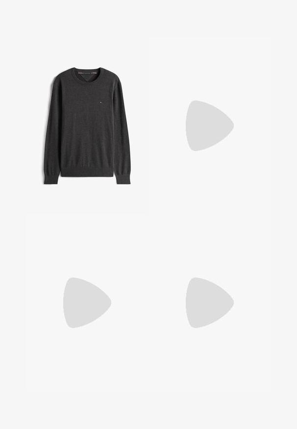 Pull gris foncé à manches longues avec col rond, poignets et ourlets côtelés, présentant un petit logo rectangulaire sur la poitrine gauche.; T-shirt en coton noir à manches courtes, col rond, avec une petite étiquette de marque jaune contrastante sur la zone du côté gauche de la poitrine.; Jeans taille haute droits bleu clair avec un léger effet déchire sur les cuisses et un design classique à cinq poches.; Mocassin en cuir noir avec une plaque de marque en métal reposant près d'une table ronde marron sur un sol recouvert de moquette beige.