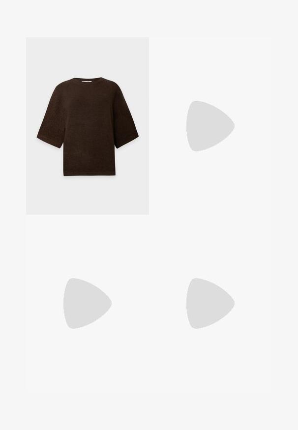 Pull tricoté marron à manches courtes avec un col rond et un ourlet droit sur fond blanc uni.; Jean skinny noir avec bouton frontal, fermeture éclair et style cinq poches, présenté sur un fond uni.; Ballerine en cuir verni marron avec un bout carré et une lanière ornée d'une petite boucle dorée. Texture lisse, talon bas et design minimaliste.; Sac à main bordeaux en matériau brillant, de forme rectangulaire, avec deux anses et des accents légèrement courbés à l'avant.