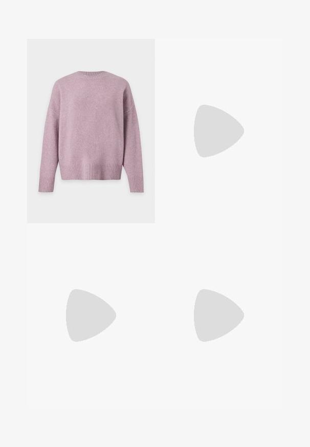 Suave jersey lila claro con cuello redondo, mangas largas y puños y bajo acanalados, mostrado plano sobre un fondo blanco.; Pantalones vaqueros de mezclilla oscuros de corte acampanado con cintura alta, cinco bolsillos y costuras contrastantes. El tejido tiene una textura suave y ligeramente desgastada.; Zapatilla deportiva de cuero blanco con textura suave, punta redondeada y costuras tono sobre tono. Cuenta con una suela de goma color cuero y cierre de cordones.; Bolso de mano de cuero tejido color granate con asa curva, ribete blanco, cremallera plateada y correa desmontable de tela ancha para el hombro sobre fondo liso.