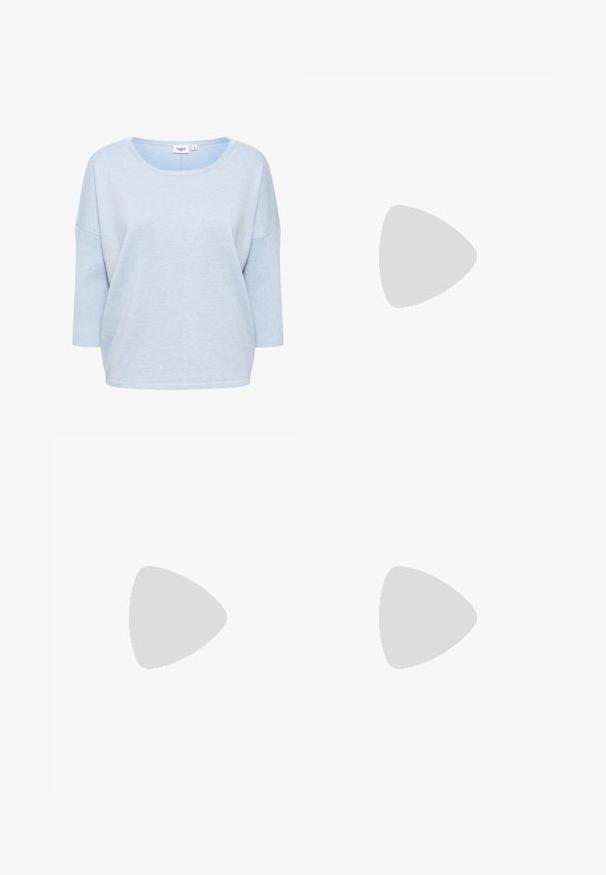 Pull oversize bleu clair avec col rond, manches trois-quarts, texture côtelée aux manches et tissu doux. Étiquette de la marque visible.; Jupe en denim bleu clair avec une fente devant, ourlet effiloché, passants de ceinture, fermeture à boutons et poches avant.; Baskets basses blanches avec lacets blancs et semelle en caoutchouc, vues de côté sur un fond neutre.; Lunettes de soleil écaille de tortue avec verres dégradés et fins accents en métal doré. Dotées de montures arrondies et de branches élégantes pour un look moderne.