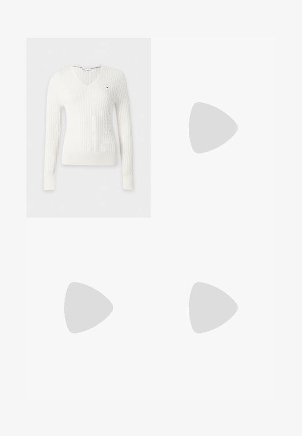Witte kabelgebreide trui met lange mouwen, V-hals, geribde manchetten en zoom, met een klein logo op de linkerborst.; Rood-wit verticaal gestreept overhemd met lange mouwen, knopen, kraag en klein geborduurd logo op de borst, plat uitgestald op een witte achtergrond.; Blauwe jeans met wijde pijpen, voorste knoop- en ritssluiting, riemlussen en klassiek ontwerp met vijf zakken op een effen achtergrond.; Witte leren sneakers met lage schacht, vetersluiting en een platte rubberen zool, weergegeven vanaf de zijkant op een effen achtergrond.