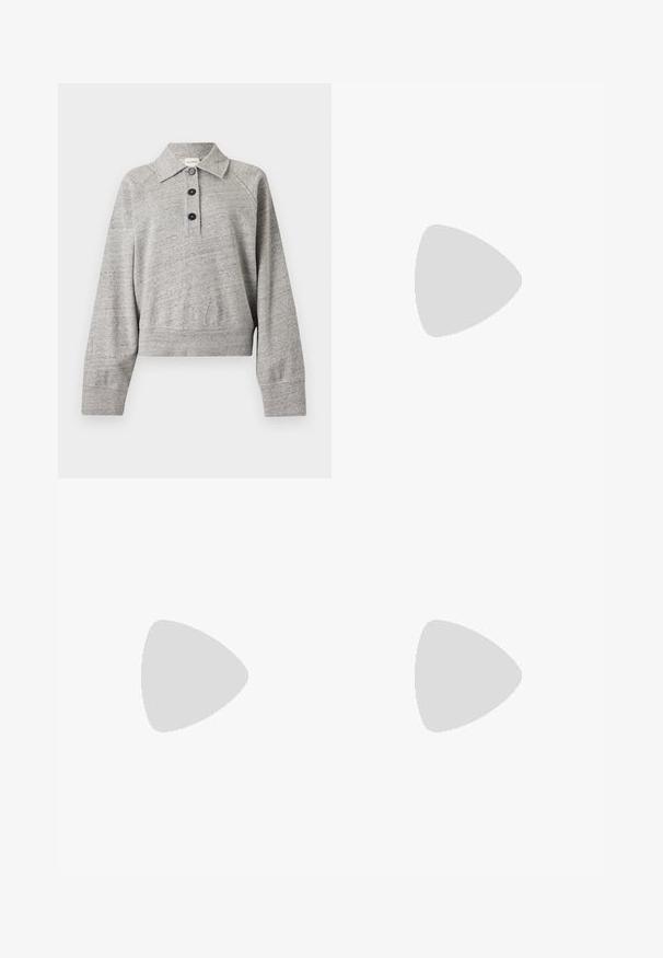 Pull gris clair à manches longues avec col et trois boutons noirs sur la patte de boutonnage avant, en tissu doux et texturé.; T-shirt blanc à manches courtes avec col rond, coupe droite et texture de tissu lisse, présenté sur un fond plat gris clair.; Jean en denim bleu clair taille haute à jambes larges, fermeture avant par bouton et zip, poches avant et arrière, avec un léger effet délavé sur les jambes.; Filippa K REY FLATS - Ballerines - bright red