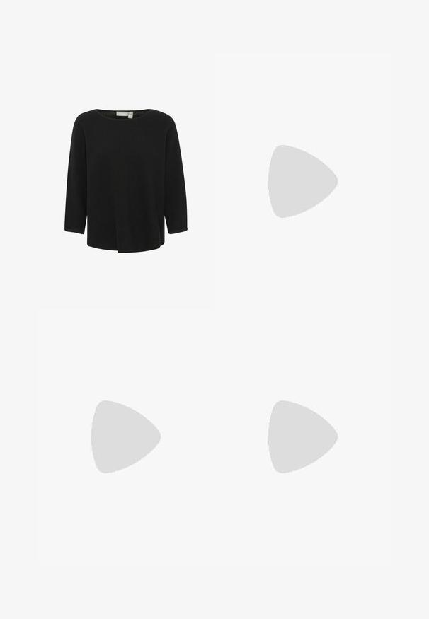Schwarzes, geripptes Strickoberteil mit einem Boat-Neck und Dreiviertelärmeln. Hat eine lockere Passform und eine glatte Textur.; Marineblaue Hose aus glattem Stoff, mit elastischem Bund, zwei Seitentaschen und einem entspannten Schnitt mit geraden Beinen.; Frau in einem schwarzen, gerippten Midikleid mit seitlicher Schlitze, die schwarze Mary-Jane-Ballerinas auf einem Holzboden trägt.; Schwarzer Ledergürtel mit breitem Design, ausgestattet mit einer silbernen runden Schnalle und glatter Textur, sauber aufgewickelt mit einem sauberen Abschluss.