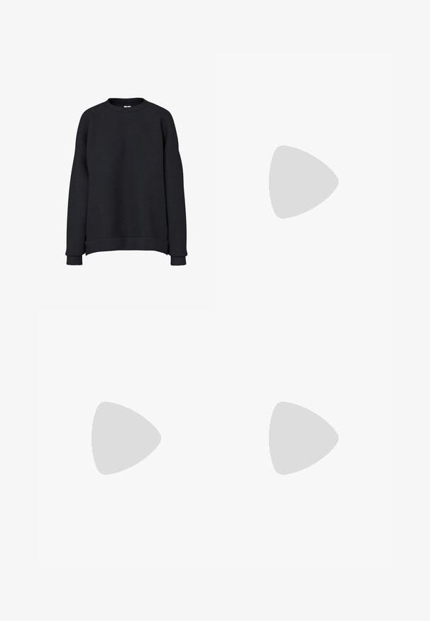 Zwarte ronde hals trui met lange mouwen, geribde manchetten en zoom, getoond op een effen witte achtergrond.; Zwarte denim jeans met een relaxed fit, voorzien van vijf zakken, een knoopsluiting en subtiele vervaging. De stof heeft een soepele, stevige textuur.; Zwart-witte vetersneaker met zebraprint en een gestructureerde zwarte zool op een egale lichte achtergrond.; Donkerbruine leren schoudertas met een zachte, slungelige vorm en een gedraaide knoopvormige handgreep op een effen witte achtergrond.