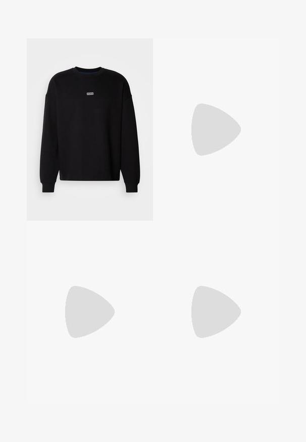 Sweatshirt noir en coton. Présente un col rond et des manches longues. Comprend une petite étiquette logo blanche avec "HUGO" sur la poitrine.; Chemise blanche à manches longues en coton, dotée d'un col boutonné, d'une patte de boutonnage avant et d'un patch logo noir sur la poitrine gauche.; Jean en denim noir taille haute avec fermeture à bouton et à glissière, poches avant et arrière, et coupe droite.; Chaussures en cuir noir à lacets avec une texture lisse, un bout arrondi et des détails de couture discrets. Présentent une languette rouge à l'arrière.
