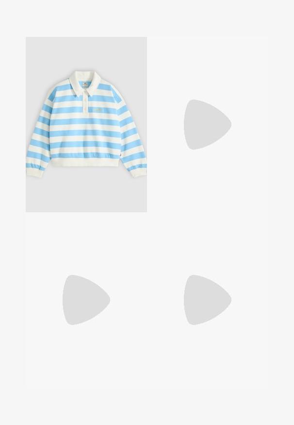 Polo de manga larga con rayas horizontales blancas y azules, tres botones frontales, cuello blanco y logo amarillo de Levi's en el pecho.; Vaqueros de mezclilla azul claro con un corte holgado, cintura alta, diseño de cinco bolsillos y un ligero deslavado a lo largo de las costuras de las piernas.; Zapatillas deportivas azules de ante con acentos de rayas blancas, suela de goma y cuello acolchado para mayor comodidad. Presenta un diseño clásico de cordones.; Bolsa tote de denim azul claro con asas dobles y la palabra "CLOSED" bordada en letras grandes en el frente.