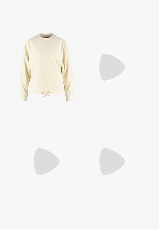 Kreemivärvi sweatshirt ümmarguse kaelusega, pikkade varrukatega ja nööriga äärega. Kangas on pehme ja sileda tekstuuriga.; Mustad džinsid mustas värvuses, sirge lõikega, tavalise pihiku, vööaukude ja kahe ees oleva taskuga. Sile tekstuur, minimaalne riistvara.; Mustad nubukist spordijalatsid valgete detailidega, millel on ümar nina, paks valge tald ja klassikaline sidumise disain, kantud valgete sokkide ja lilla pükste juurde.; Kuldsed metallist rõngaskõrvarõngad sujuva ringikujulise disainiga ja kindla hingedega sulgemisega. Kerged ja poleeritud viimistlusega.