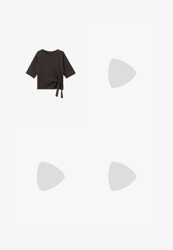 Schwarzes Kurzarmshirt mit Rundhalsausschnitt und einer seitlichen Bindedetail am unteren rechten Saum.; Braunes Button-Down-Hemd aus leichtem Stoff. Es hat einen klassischen Kragen, lange Ärmel mit umgeschlagenen Manschetten und einen abgerundeten Saum.; Helles, blaugraues Denim-Rock mit geradem Schnitt, Fronttaschen und distressed Details. Abgeschlossen mit einem Knopf- und Reißverschluss.; Hellblauer Sneaker mit braunen Wildlederakzenten, drei seitlichen Streifen, flachen Schnürsenkeln und einer strukturierten Gummisohle. Markenlogo auf der Zunge.