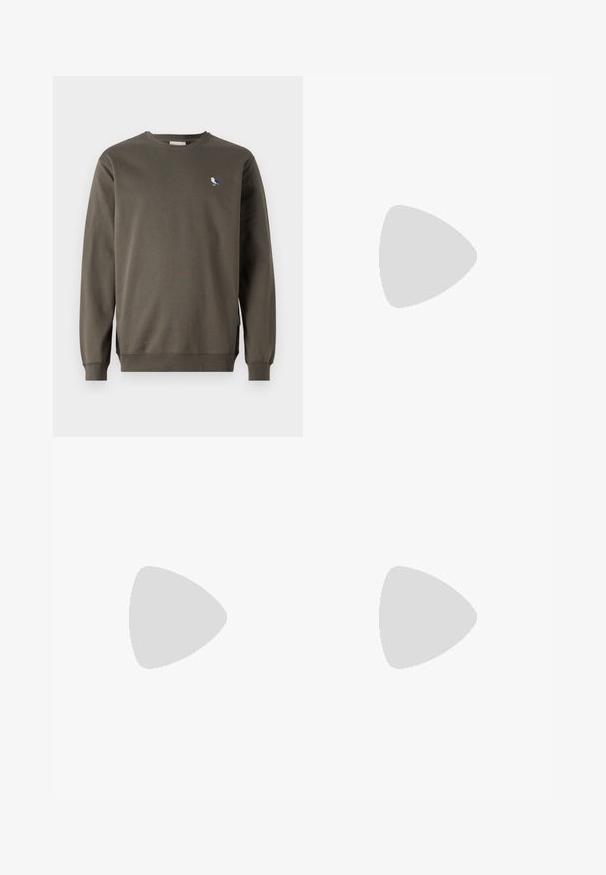 Grauer Rundhalsausschnitt-Pullover aus Baumwolle mit gesticktem blauen und weißen Vogel auf der linken Brust und gerippten Bündchen.; Olivgrünes Baumwoll-T-Shirt mit Rundhalsausschnitt, kurzen Ärmeln und einem kleinen blau-weißen Vogel, der auf der Brust gestickt ist.; Dunkelgraue Sweatpants aus weichem Stoff, mit einem elastischen Bund und einer Kordel, schmal zulaufenden Beinen und elastischen Bündchen an den Knöcheln.; Beige Sport Schuh mit einem strukturierten Mesh-Obermaterial, synthetischen Überzügen und einer Vibram-Sohle. Verfügt über ein Schnürsystem und seitliche Paneeldetails.