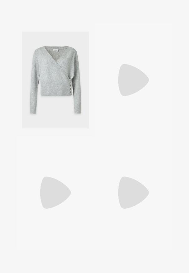 Lysegrå omslagsweater med lange ærmer, ribbet kant og manchetter samt fem små knapper på højre side nær taljen.; Blå og sort ternet langærmet cropped skjorte med spidse kraver og hvide knapper ned ad fronten på en hvid baggrund.; Vidbenede mørkeblå denimjeans med høj talje, fem-lomme design og opsmøgede kanter, der viser et lysere indre stof.; Ben iført mørke ribbede leggings kombineret med sorte balletsko med små sløjfedetaljer på hvid baggrund.