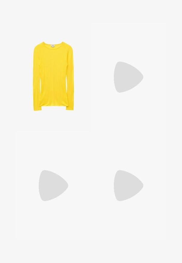 Haut jaune à manches longues en maille côtelée avec un col rond, présenté à plat sur fond blanc.; Salopette bleu marine en tissu lisse, avec des bretelles croisées, des jambes larges et des poches latérales. Design simple et épuré.; Escarpin noir à bout pointu et talon aiguille fin, photographié de côté sur fond blanc.; Sac seau brun foncé brillant avec une longue sangle fine et des coutures visibles minimales sur un fond clair.