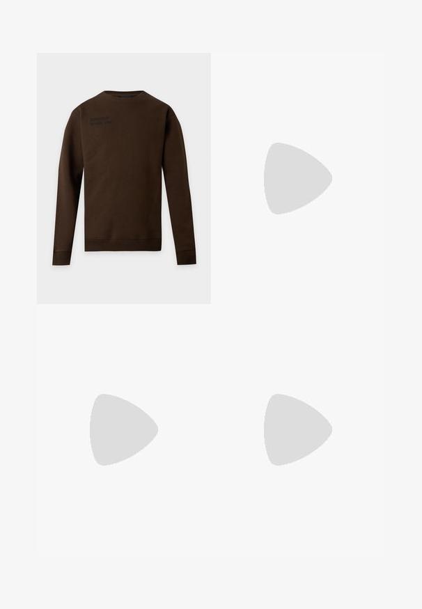 Sweat-shirt marron à manches longues et col rond avec un texte noir discret sur le haut gauche de la poitrine, poignets et ourlet côtelés, présenté sur fond blanc.; Polo noir à manches courtes avec trois boutons blancs et une poche poitrine, posé à plat sur un fond neutre.; Jean bleu clair taille haute jambe large, fermeture devant par bouton et zip, deux poches avant et délavage subtil sur les cuisses et les genoux.; Baskets blanches avec dessus en daim et cuir texturé. Caractérisées par un bout arrondi, une fermeture à lacets et une semelle en caoutchouc beige contrastante.