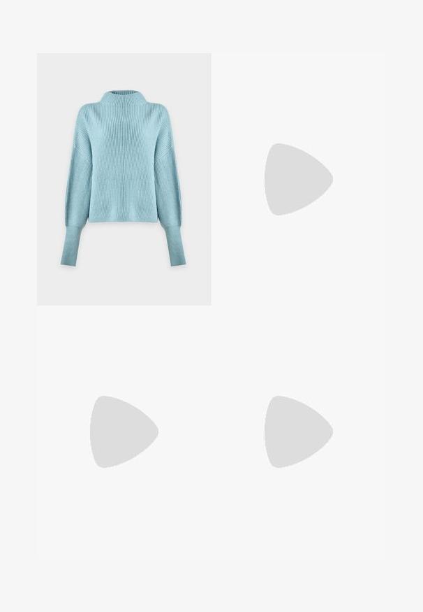 Lichtblauwe gebreide trui met hoge hals, lange afhangende mouwen en geribbelde structuur tegen een effen witte achtergrond.; Blauwe high-waisted straight-leg denim jeans met een knoop sluiting aan de voorkant, ritssluiting en vijf-pocket ontwerp.; Zwarte leren platte schoen met puntige neus en zijriem met gesp. Gladde textuur, minimalistisch ontwerp, laag profiel. Geschikt voor casual draagstijl.; Zwarte lederen handtas met een grote open bovenkant en een enkele schouderriem. Zachte textuur, minimalistisch ontwerp, met subtiele metalen accenten.