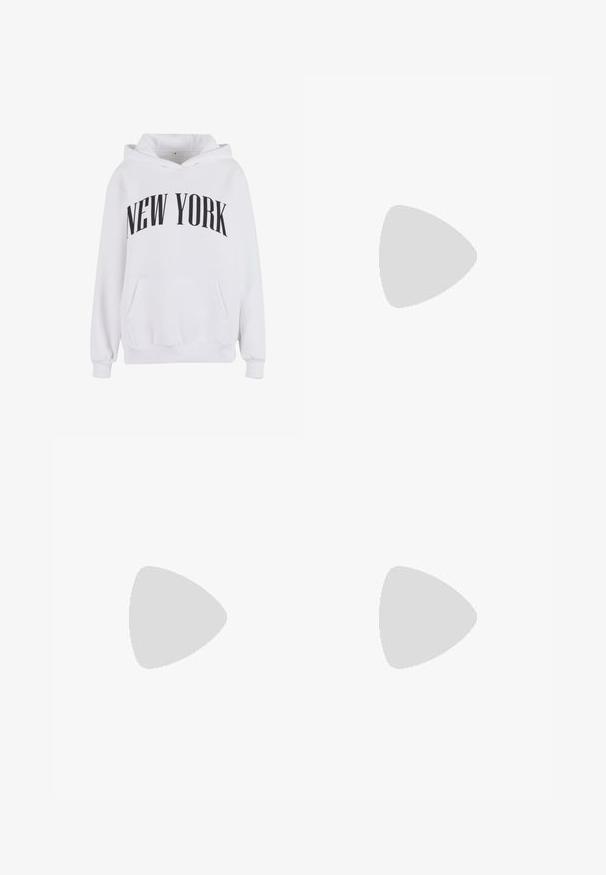 Hvid hættejakke med kengurulomme, prydet med "NEW YORK" trykt i sort hen over brystet i et buet design. Blødt, struktureret stof.; Sorte denim flared jeans med en tætsiddende talje, fem lommer, metalknap og nitter samt subtile slidmærker foran.; Nike Sportswear SHOX TL - Sneakers - pumice/night maroon/plum eclipse; Sort ruched håndtaske med skrumpet hank, to lodrette lynlåse, kvaster og sølvstjerne- og hjertevedhæng.