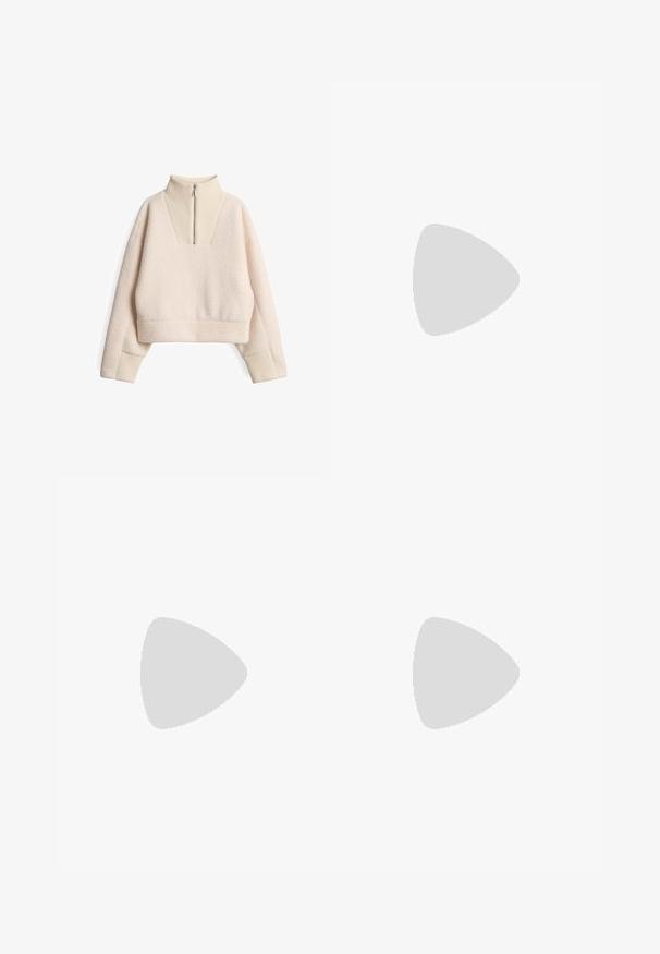 Fleece-Pullover in hellbeige mit hohem, geripptem Kragen und einem halben Reißverschluss. Hat ein strukturiertes Gewebe und einen verkürzten Schnitt mit gerippten Bündchen.; Schlichtes weißes Langarmshirt mit rundem Halsausschnitt, flach auf weißem Hintergrund dargestellt, keine sichtbaren Muster oder Logos.; Helle rosa, ausgestellte Hosen mit einem breiten Bund und glatter Textur. Sie verfügen über ein klares, schlankes Design ohne zusätzliche Verzierungen.; Beige Slip-on-Hausschuh mit weichem Wildleder-Außenmaterial, flauschigem weißem Fellfutter und Gummisohle mit Profil, seitlich dargestellt.