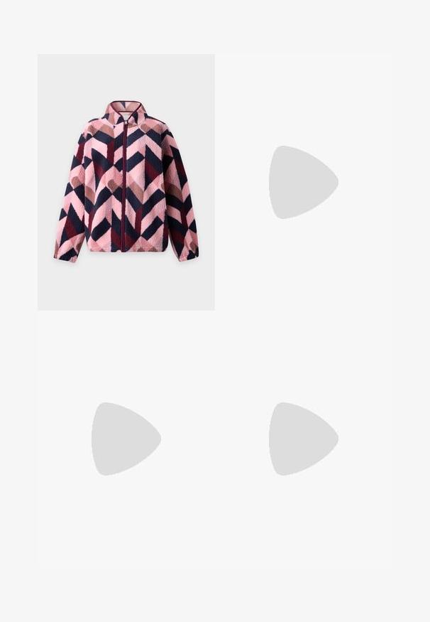 Chaqueta de forro polar con cremallera completa, cuello alto y patrón geométrico en tonos rosa, azul marino, burdeos y beige.; ONLY Carmakoma CARMIKO WASHED SS REG TEE JRS - Camiseta estampada - black; Pantalones vaqueros de corte acampanado en negro, fabricados en denim, con cierre de botón, cinco bolsillos y una textura suave. Diseño clásico con dobladillo acampanado.; Botín de cuero negro con paneles laterales elásticos, punta redondeada y un tacón bajo tipo bloque. La superficie tiene una textura suave y un diseño minimalista.