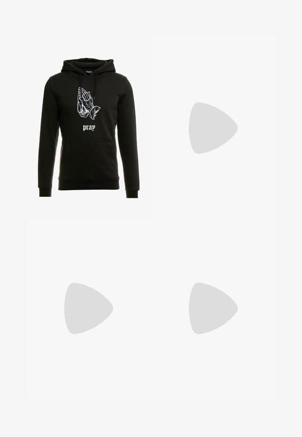 Zwarte hoodie met een voorzijde grafiek van biddende handen in het wit, voorzien van decoratieve kettingdetails. Tekst eronder luidt "bid." Zacht, textuurstof.; Rode katoenen t-shirt met een ronde hals, korte mouwen en een klein zwart logo op de linkerborst en mouw. Glad, effen kleurstof.; Zwarte cargobroek van duurzaam materiaal, met een elastische tailleband, verstelbare trekkoorden en zijzakken met kleppen.; Witte sportschoenen met een gestructureerd bovenwerk, een zilveren swoosh-logo, meshpanelen en een opvallende gesegmenteerde witte zool.