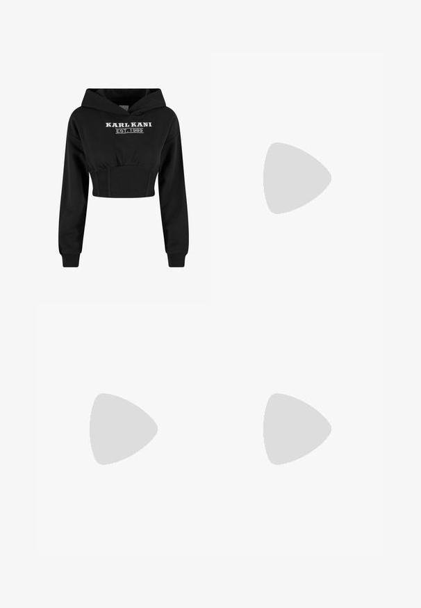 Zwarte cropped hoodie van zachte stof, met een capuchon met trekkoord, ribbelboord en een witte geborduurde logo "KARL KANI EST. 1989."; Wit geribd cropped topje met een ronde halslijn en een zwart geborduurd logo aan de voorkant. Dicht op het lichaam gesneden voor een strakke pasvorm.; Zwarte katoenen shorts met een elastische tailleband, met een gladde textuur en een eenvoudige snit. Geen zakken of versieringen zichtbaar.; Grijze Nike Air Force 1 sneaker met geperforeerde neus, glad leren bovenwerk, dikke zool en verhoogde 'AIR' details op de hiel.