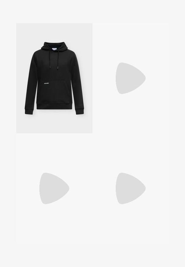 Sweat à capuche noir avec poche avant et cordons, avec un petit logo blanc "JACK & JONES" sur la poche.; T-shirt noir uni à manches courtes et col rond pour homme, sans motifs ni logos visibles à l’avant.; Jean droit bleu délavé avec poches avant, passants pour ceinture et fermeture par bouton, présenté sur un fond blanc uni.; Baskets décontractées en crème avec des rayures noires, présentant un dessus texturé et une semelle en caoutchouc. Les lacets sont noirs. Logo discret sur le côté.